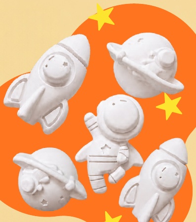 Figuras de astronauta, cohetes y planetas